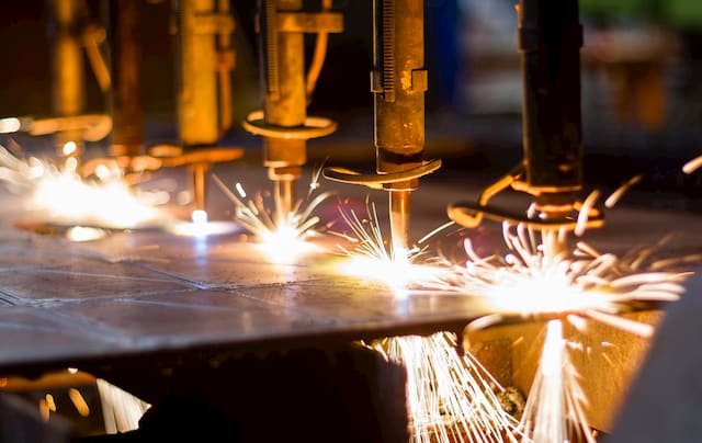 5 nozzles performing gas cutting simultaneously